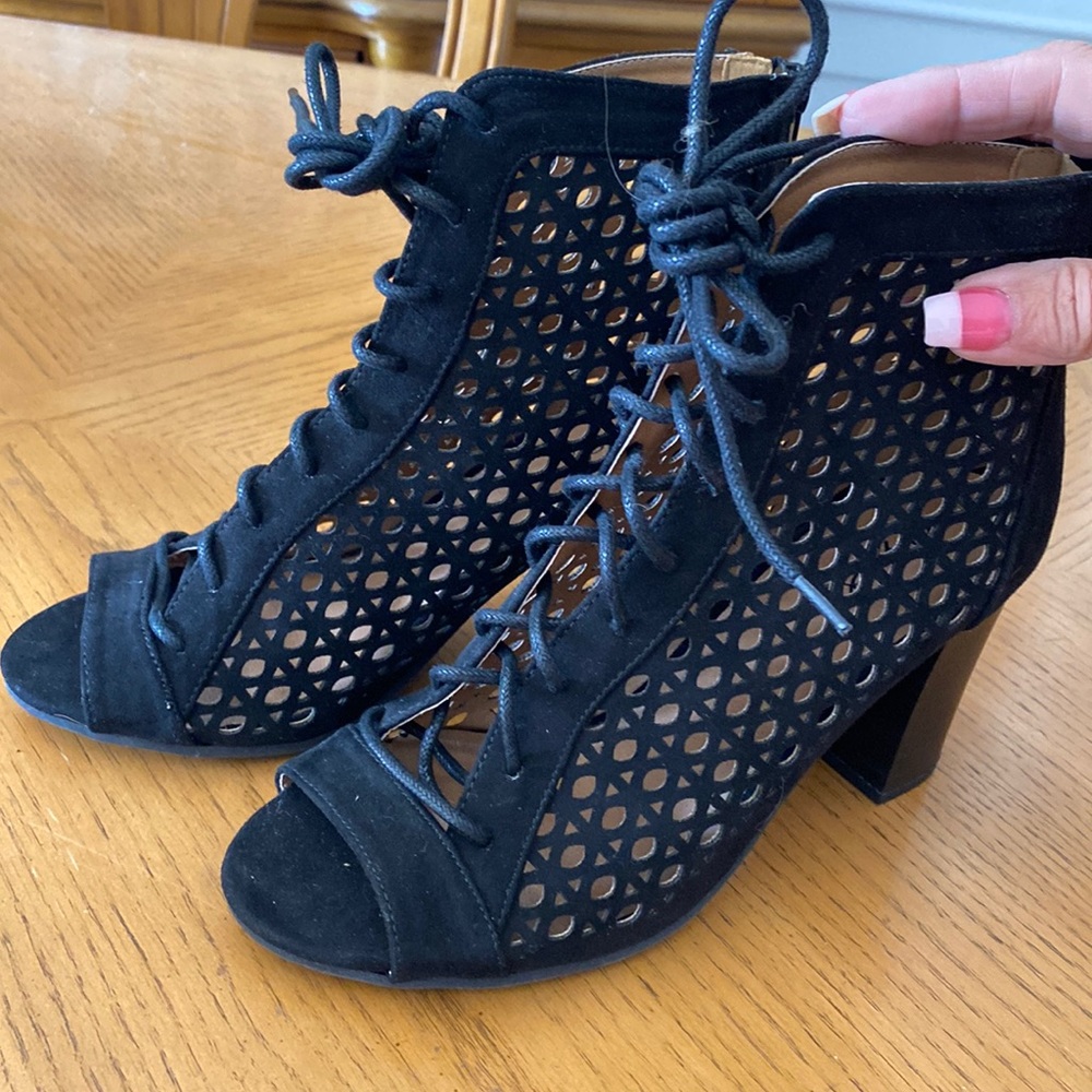 Blk size 7.5 with approx heel 3.5”
